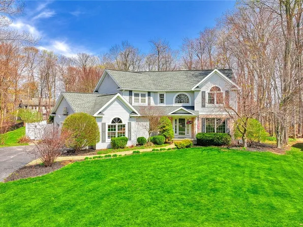 27 Woodrose Dr, Webster, NY 14580