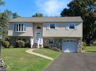 23 Overlook Dr, Ivyland, PA 18974