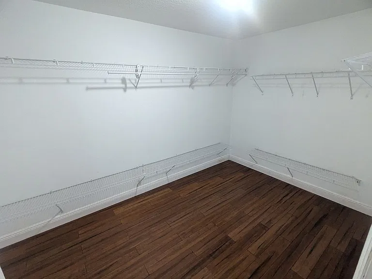 1628 Strathmore Cir — Photo 11