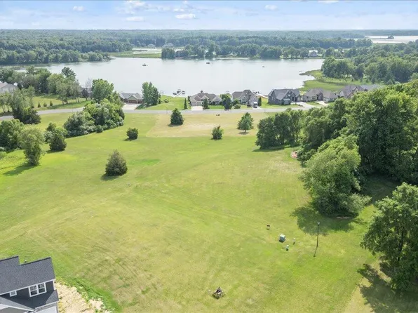 12 Coronado Dr, Jackson, MI 49201