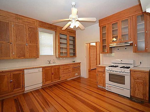4th image of 624 W Adams St