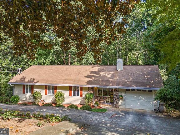 2nd image of 684 Honeysuckle Rd