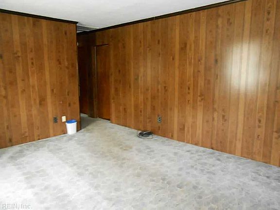 3rd image of 743 Dresden Dr