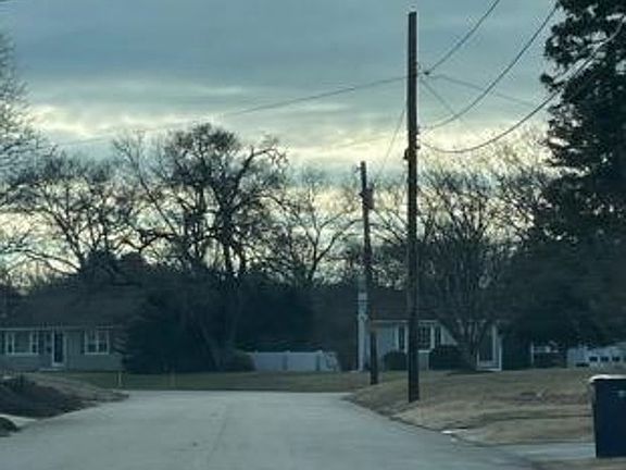 Exterior Neighborhood (street photo)