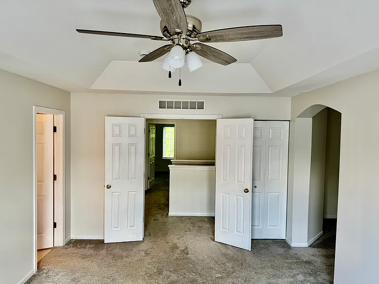 2252 Claremont Ln — Photo 11