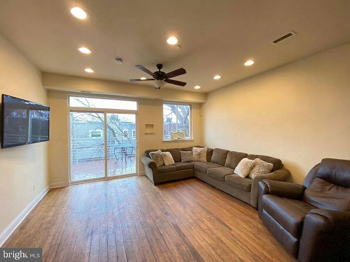 4 bed, 2.0 bath, 2061 sqft, $2,600 — Photo 3