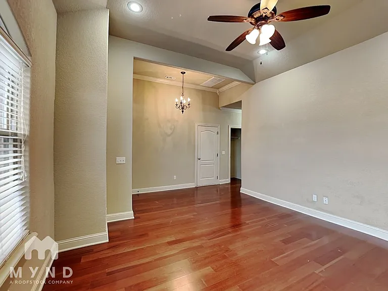 100 NE Larkspur Ln — Photo 6