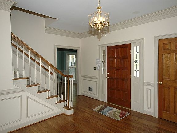 9' ceilings!  Large rooms!