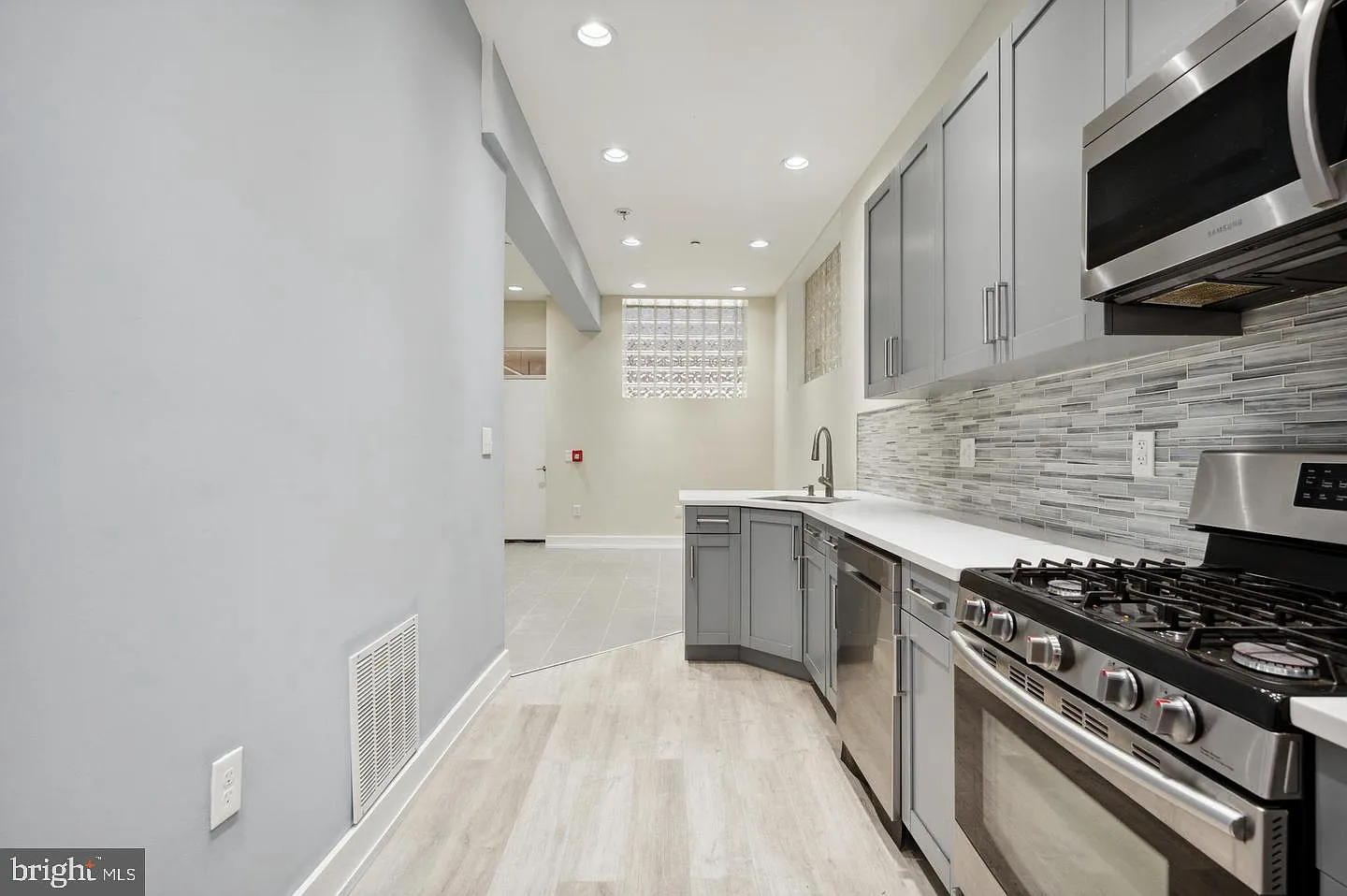 1 bed, 1.0 bath, 550 sqft, $1,300 — Photo 4