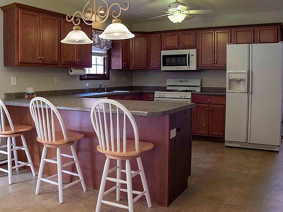 Kitchen with peninsula