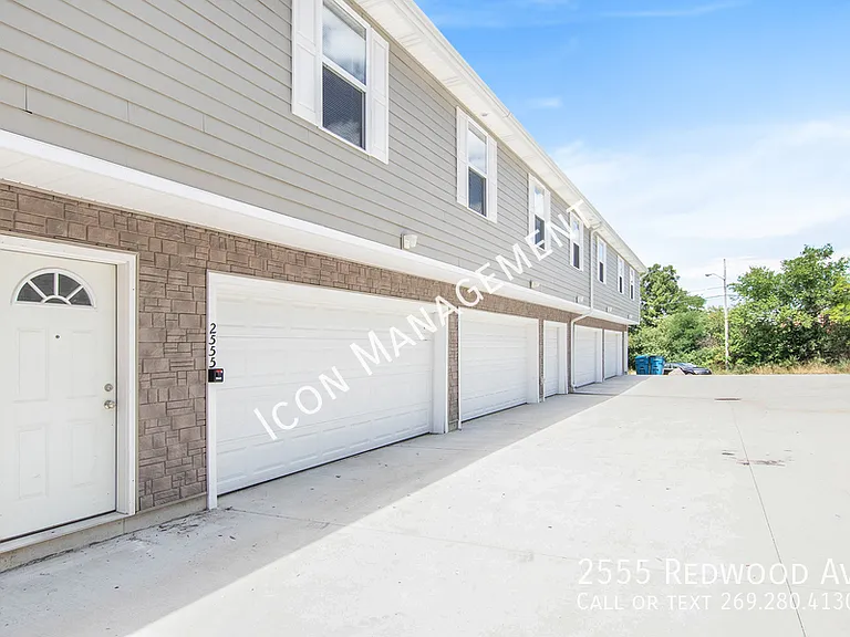 2555 Redwood Ave — Photo 2