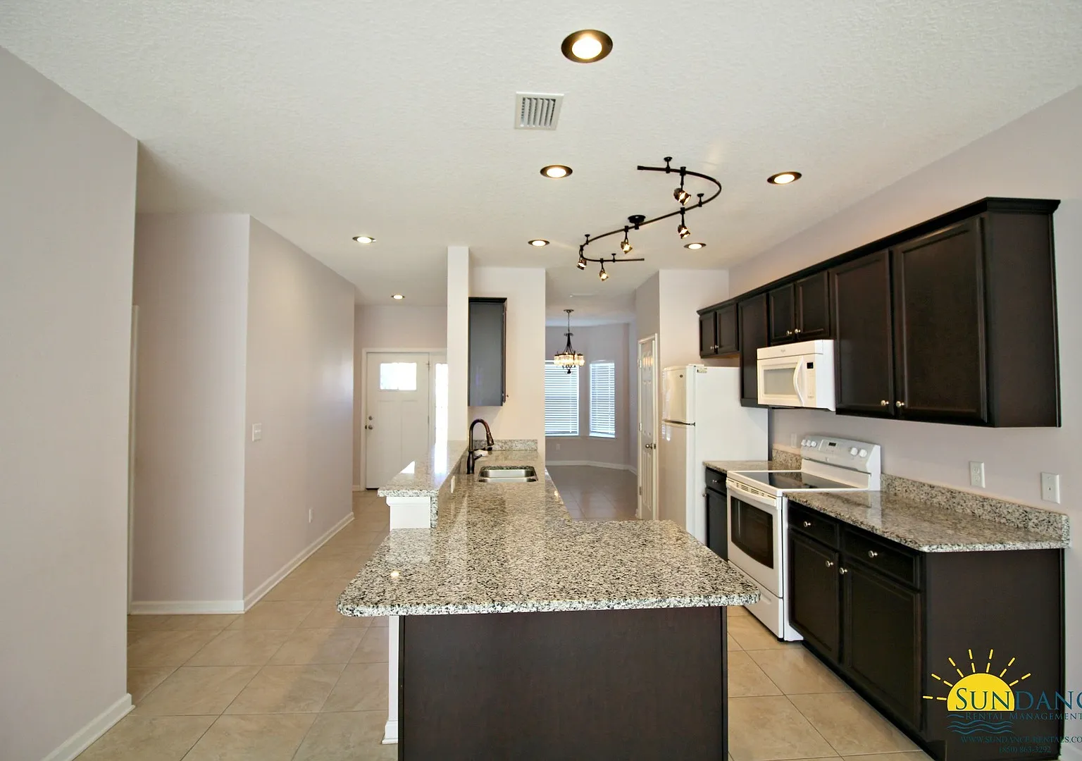 Lovely 3 Bedroom Home in Valparaiso — Photo 4