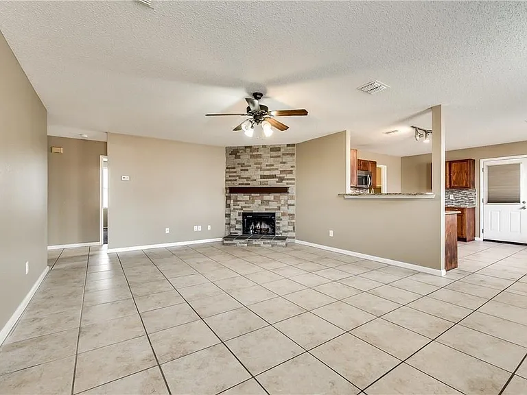 1508 Flagstone Ln — Photo 3