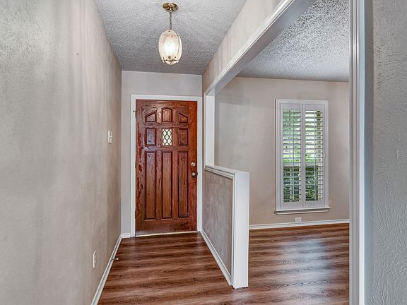 2210+Roundrock+Dr+Carrollton-3-web-004-Entry-FULL_08262022