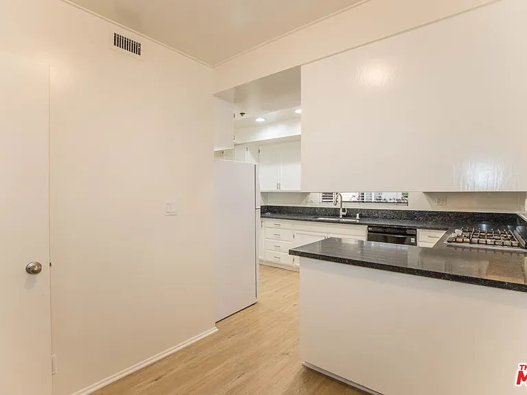 410 S Barrington Ave #205 — Photo 13