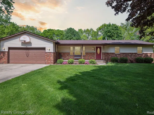 2899 Russell Dr, Howell, MI 48843