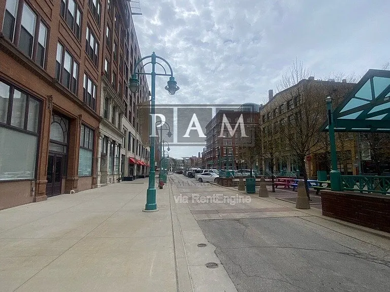 234 N Broadway — Photo 31