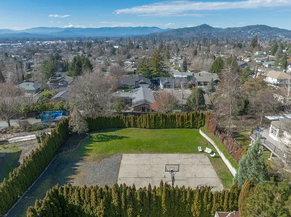 840 NE Tokay Hts, Grants Pass, OR 97526