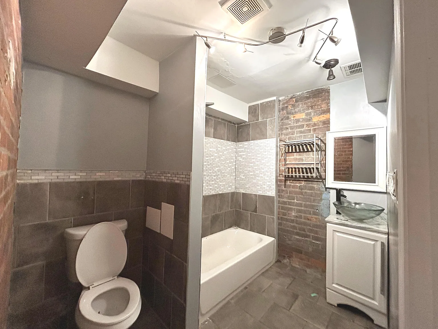 2 bed, 1050 sqft, $1,250 — Photo 4