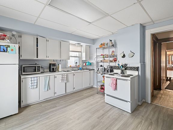 4th image of 144 Blaine Ave #2