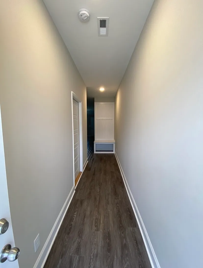 1031 Glenkirk Drive - C — Photo 2