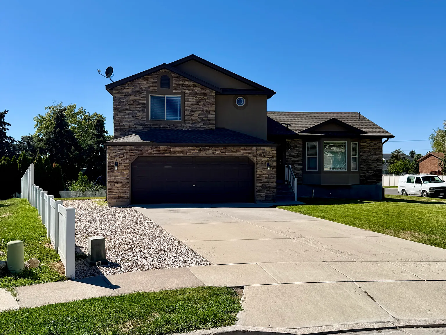 5 bed, 2025 sqft, $2,100 — Photo 2