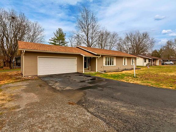 3rd image of 43 Blackberry Ln