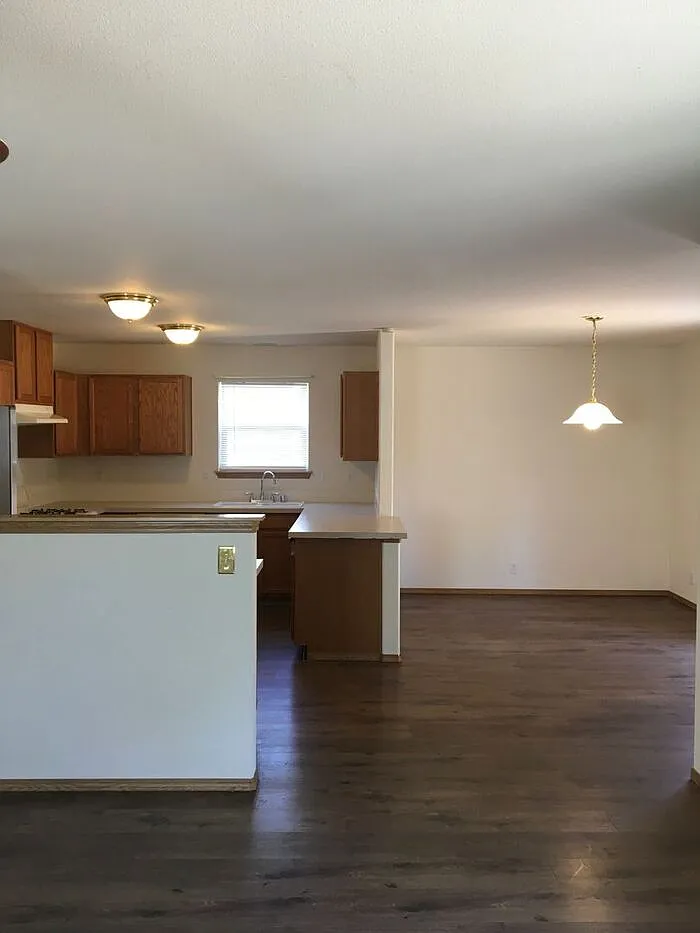 3 bed, 2.5 bath, 2216 sqft, $2,750 — Photo 4