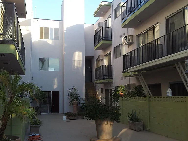 2055 Rodney Dr — Photo 3