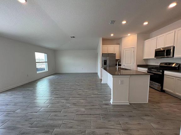 4th image of 33605 Blossom Ln