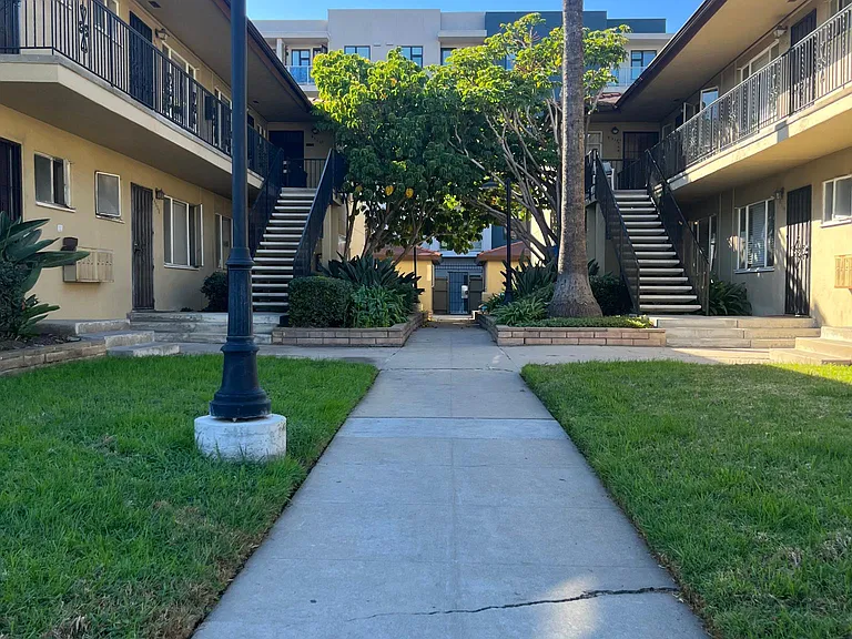 4506 Illinois St — Photo 17