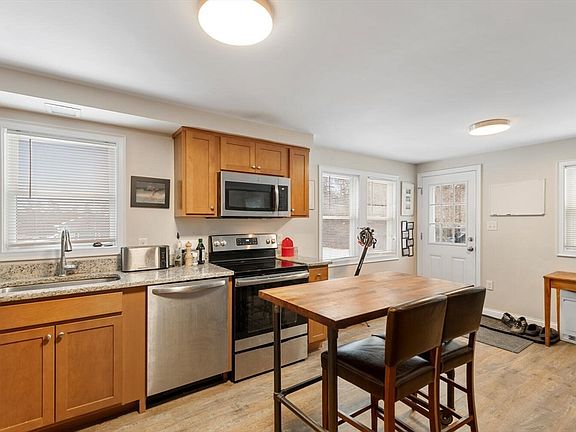 5th image of 299 Asbury St