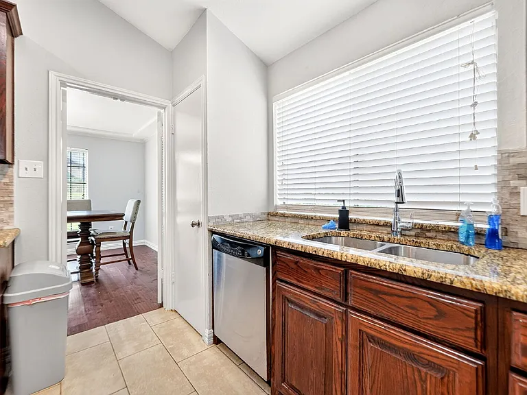 310 Overland Dr — Photo 4