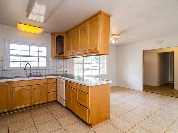 5th image of 15540 Marilla St