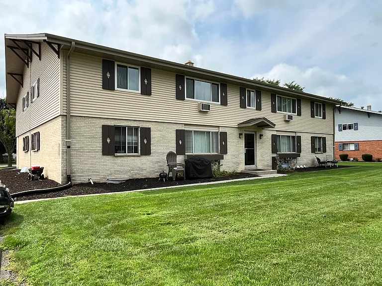 670 E Lincoln Ave — Photo 2