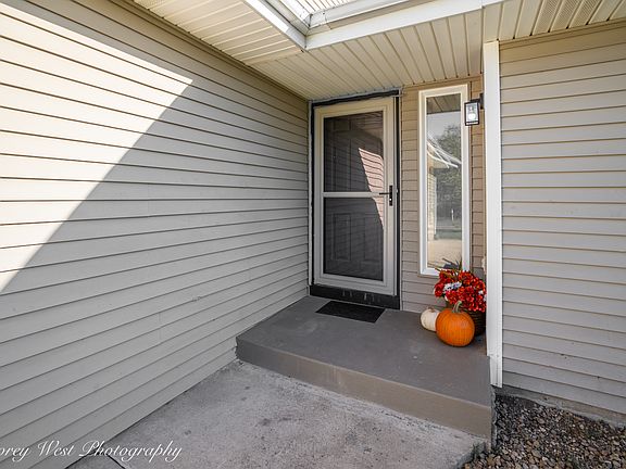 3rd image of 409 Hickory Dr