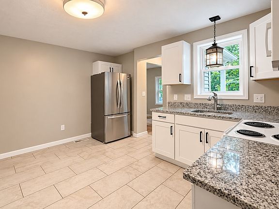 3rd image of 39 Van Buren St #39