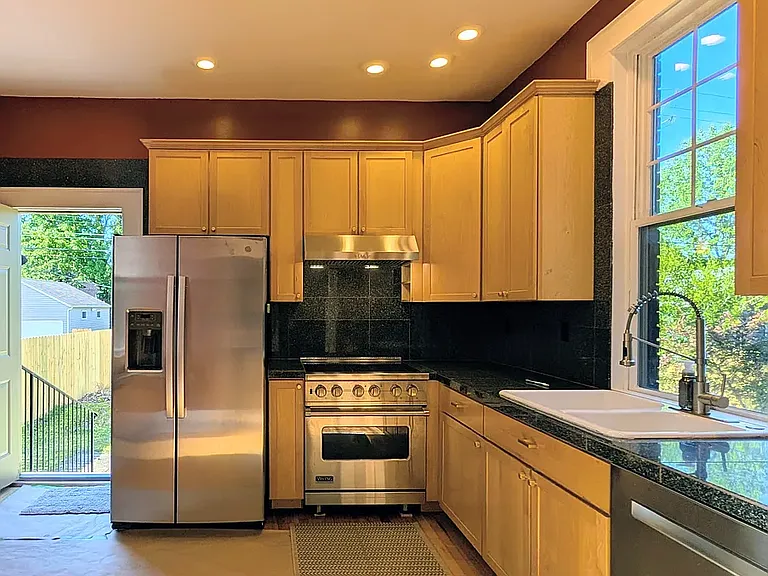 1041 Franklin Ave — Photo 10