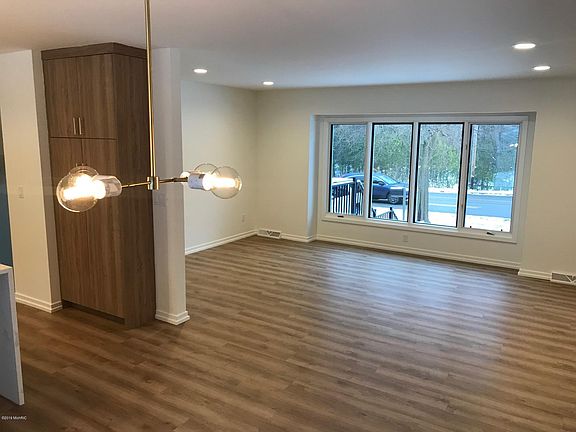 5th image of 461 Lakeside Dr SE