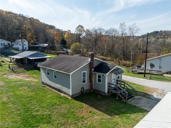 6823 Superior Rd SE, Uhrichsville, OH 44683