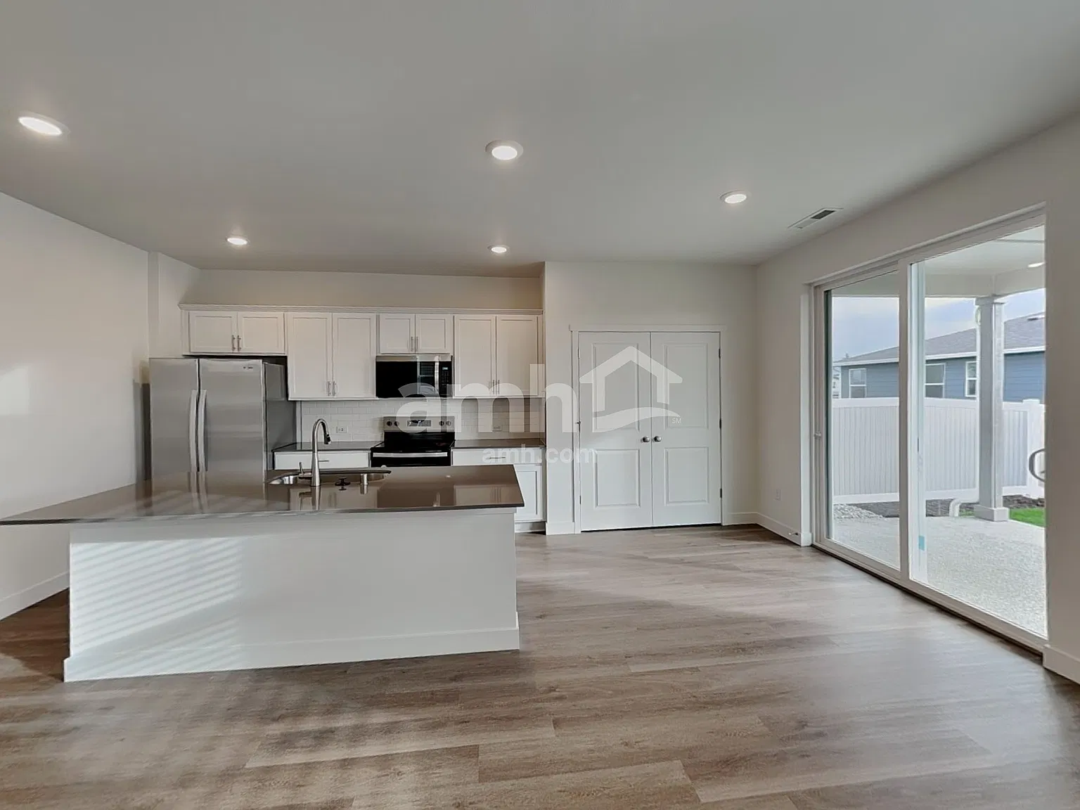 4 bed, 2.5 bath, 1978 sqft, $3,570 — Photo 3