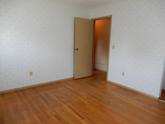 3rd image of 5 Fenders Ave
