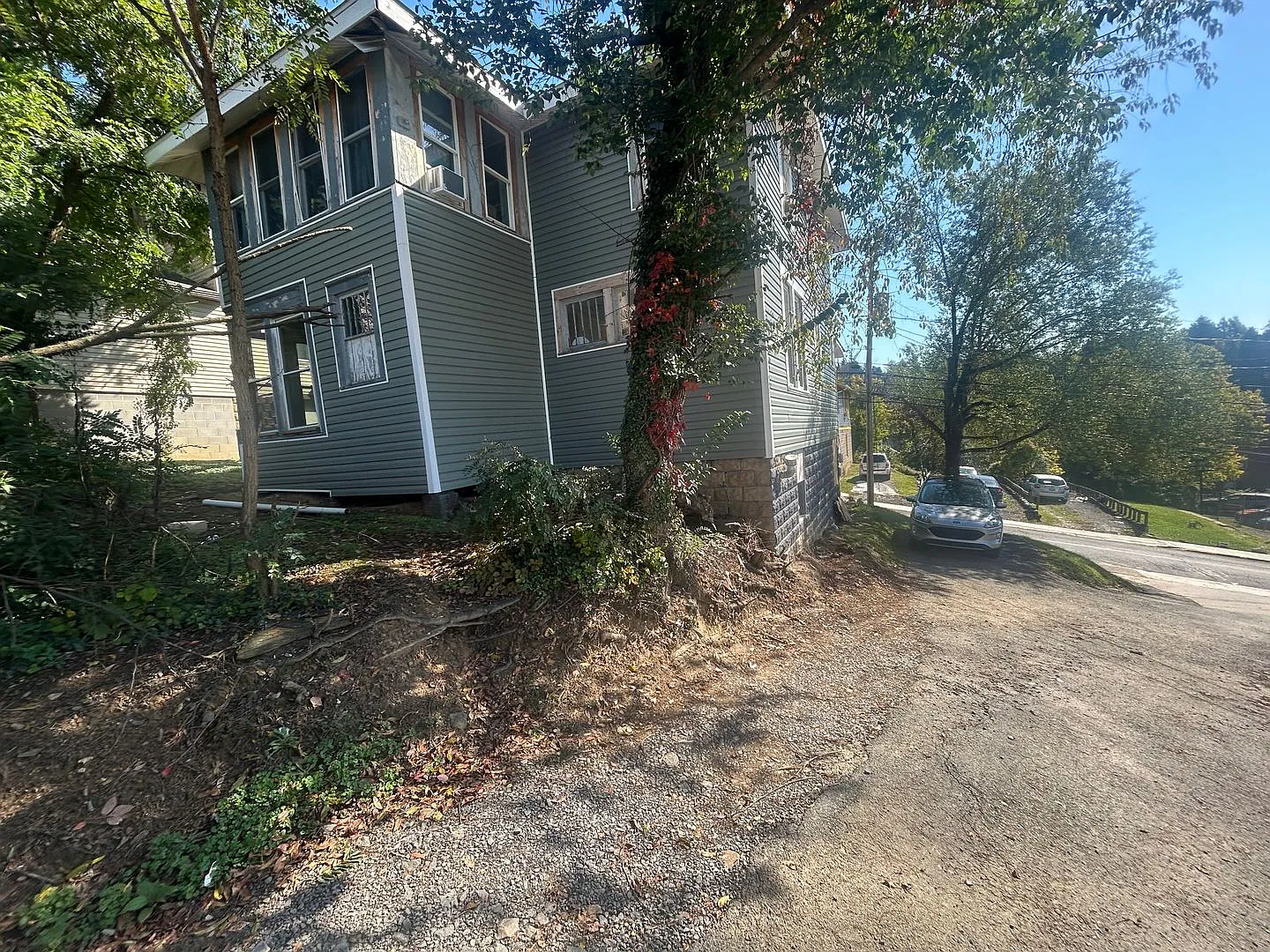 5 Bedroom Large House - Downtown- Available May 19, 2027 — Photo 4