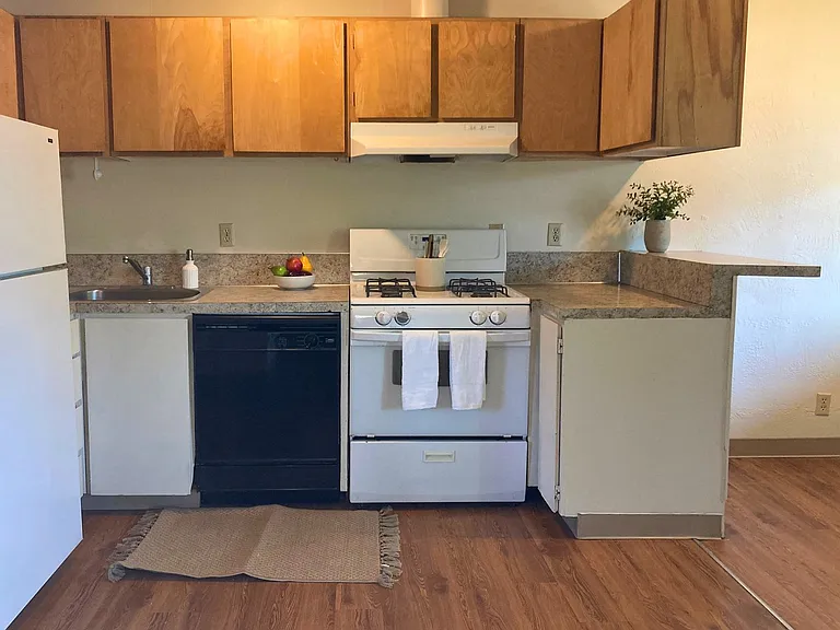 2705 Oak St #14 — Photo 5