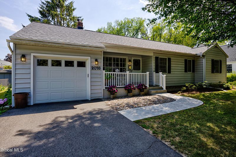 3rd image of 2076 Baker Avenue