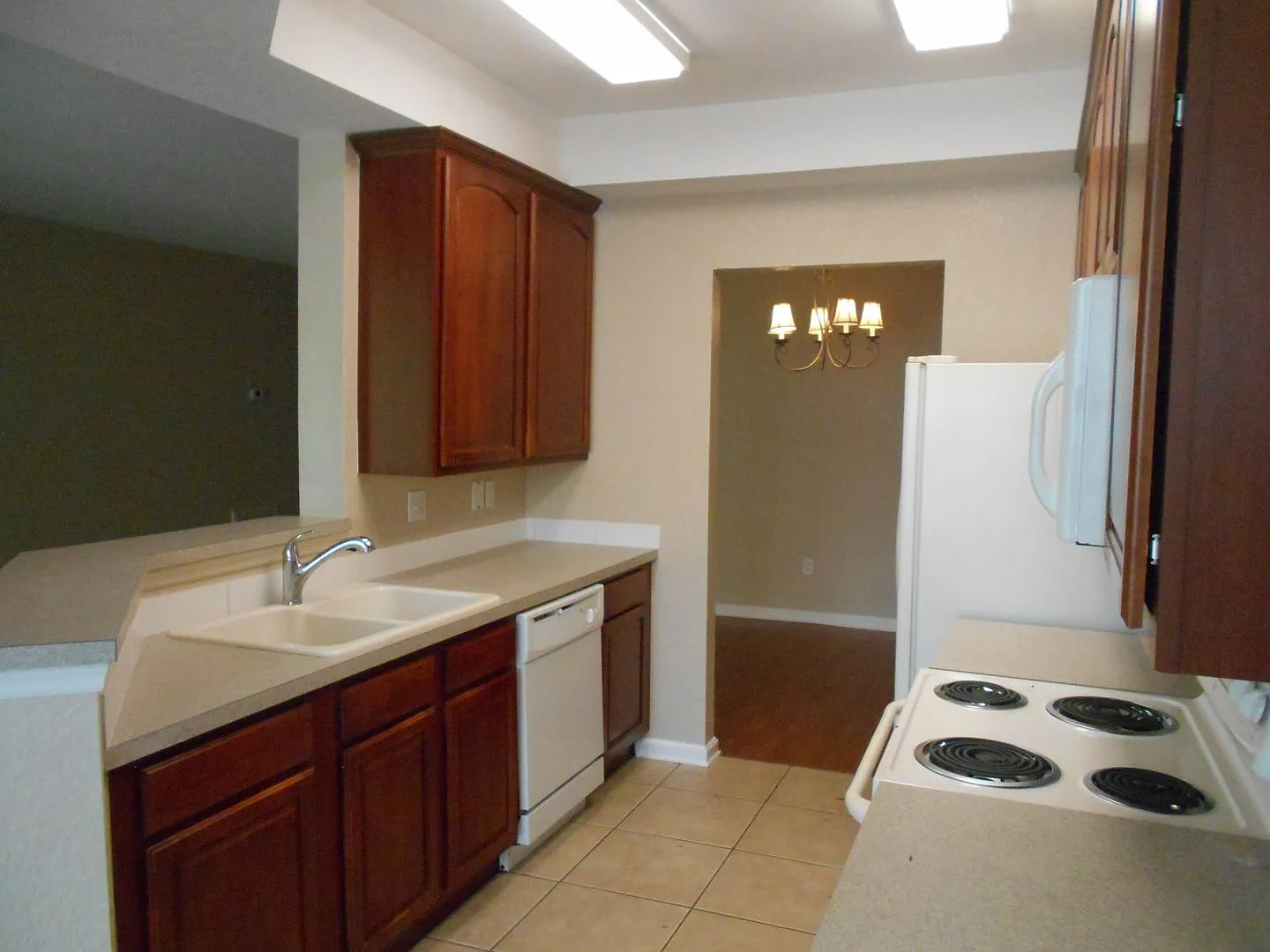 5018 Maxon Terrace, Freshly painted 3/2 Carriage home in Dunwoody — Photo 3