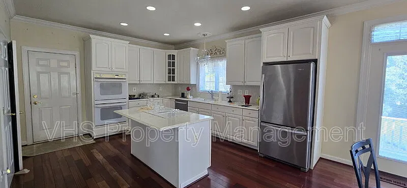4 bed, 3.5 bath, 3445 sqft, $3,300 — Photo 4