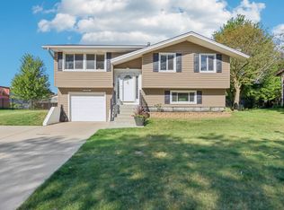 1034 S Cedarcrest Dr, Schaumburg, IL 60193