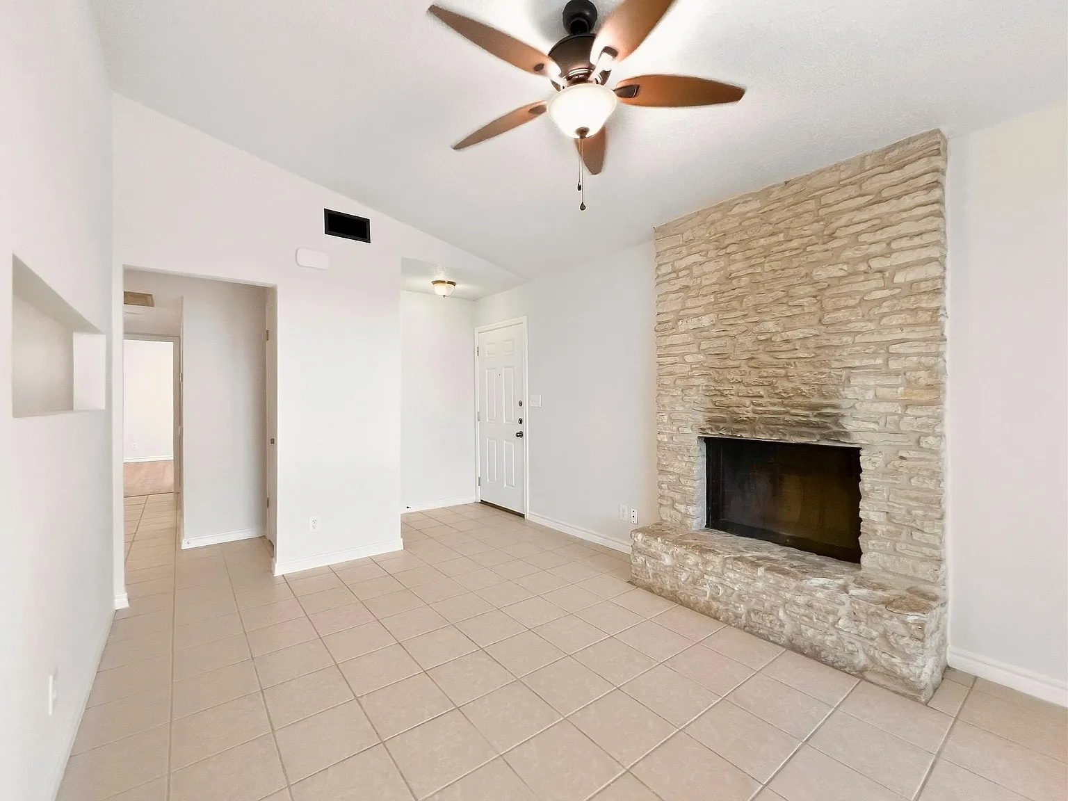 2 bed, 1.0 bath, 1672 sqft, $1,695 — Photo 4