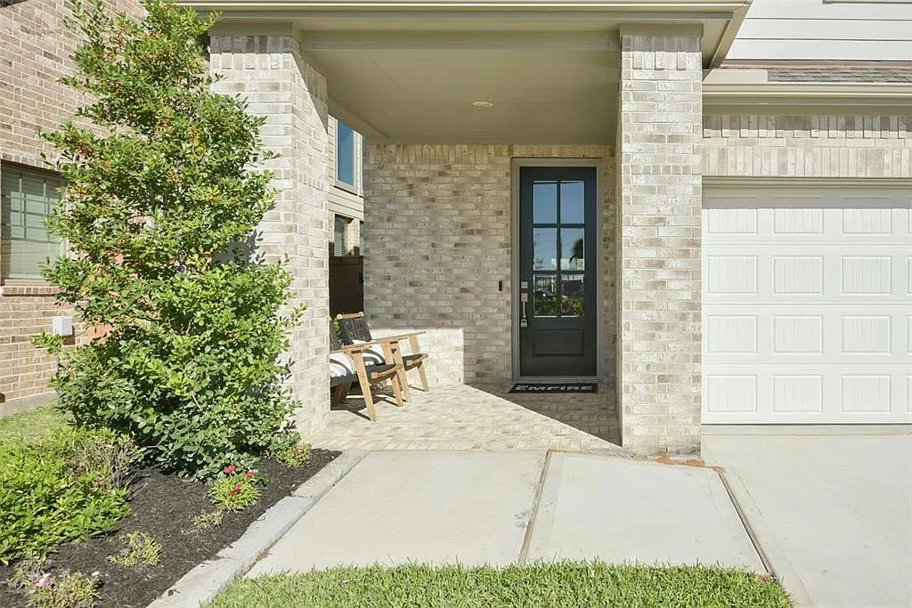 4 bed, 2.5 bath, 2400 sqft, $5,000 — Photo 4